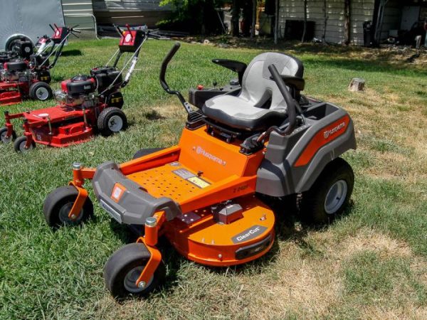 Husqvarna Z242F 42" Zero Turn Mower 21.5HP Kawasaki (Scratch and Dent)