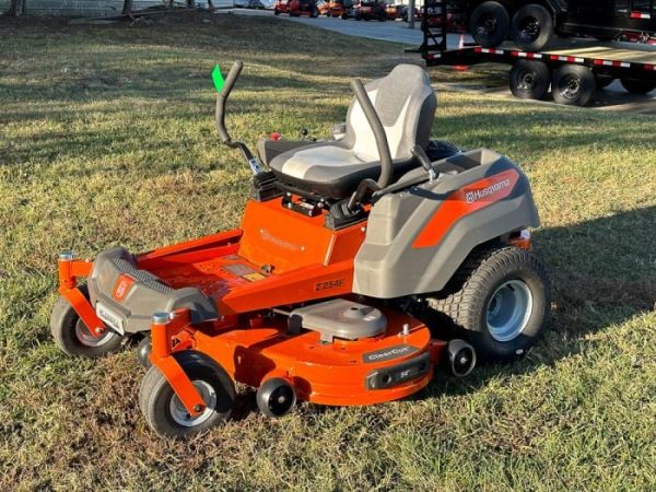 Husqvarna Z254F Prem. 24HP Kawasaki Zero Turn Lawn Mower (Scratch and Dent)