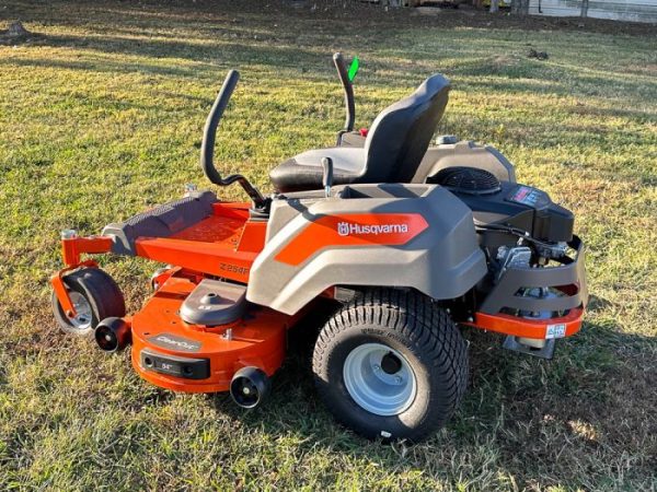 Husqvarna Z254F Prem. 24HP Kawasaki Zero Turn Lawn Mower (Scratch and Dent)